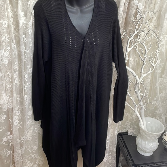 Lightweight Classic & Pretty Cardigan Sweater. Love the Draping 💕 - Picture 10 of 10